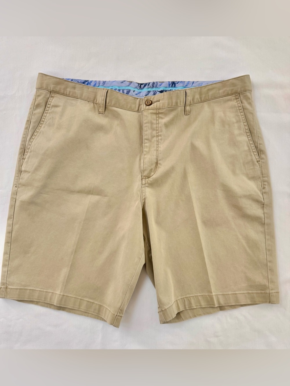 Tommy Bahama shorts khaki Size 42 comfort golf